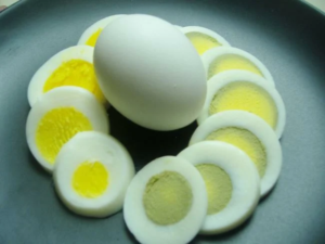 Чем полезно вареное яйцо и сколько в нем калорий