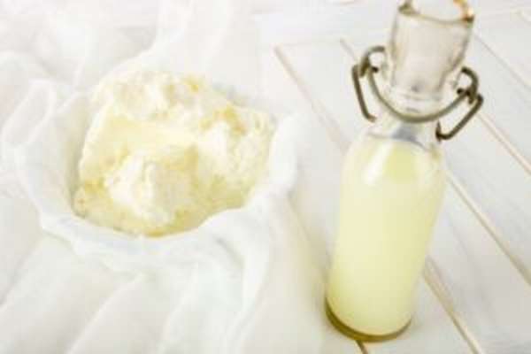 Молочная сыворотка: полезные свойства, состав, применение для волос и лица