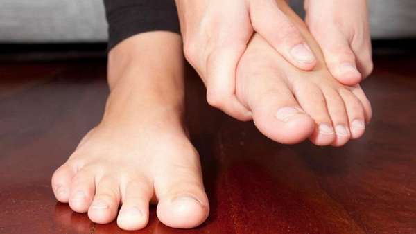 Что за болезнь крутит пальцы на ногах