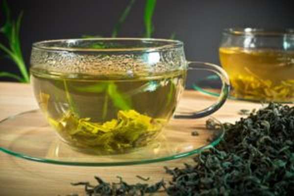 Зеленый чай: полезные свойства, противопоказания, понижает или повышает давление