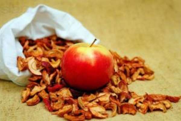 Чем полезны сушеные яблоки, калорийность, рецепт и хранение