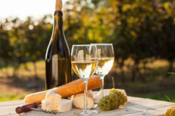 Чем полезно белое вино и как сделать его в домашних условиях