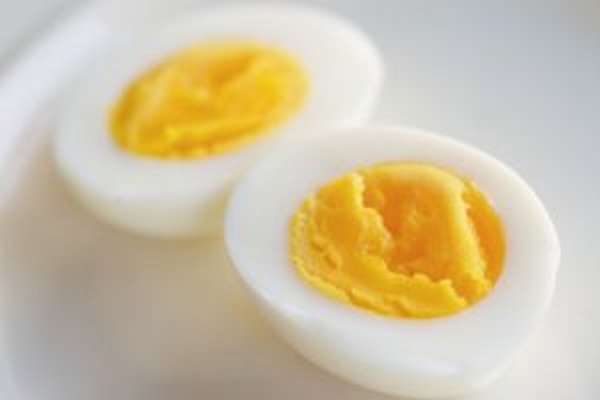 Чем полезно вареное яйцо и сколько в нем калорий