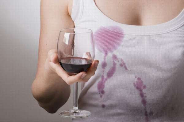 Как отстирать красное вино с белой ткани