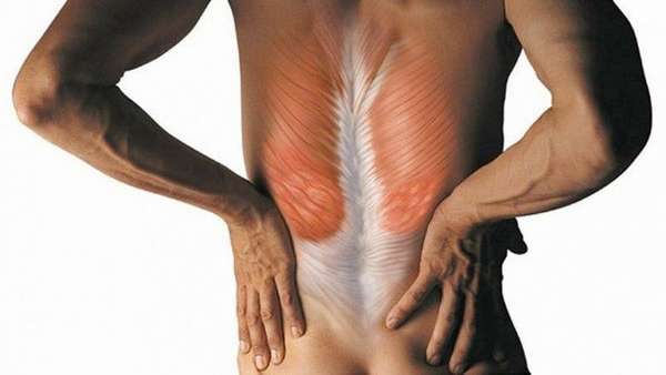 Растяжение мышцы спины в районе лопатки