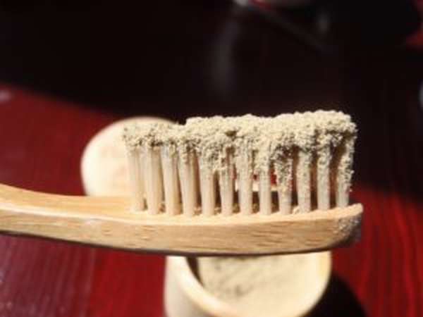Чем полезен зубной порошок, свойства и применение